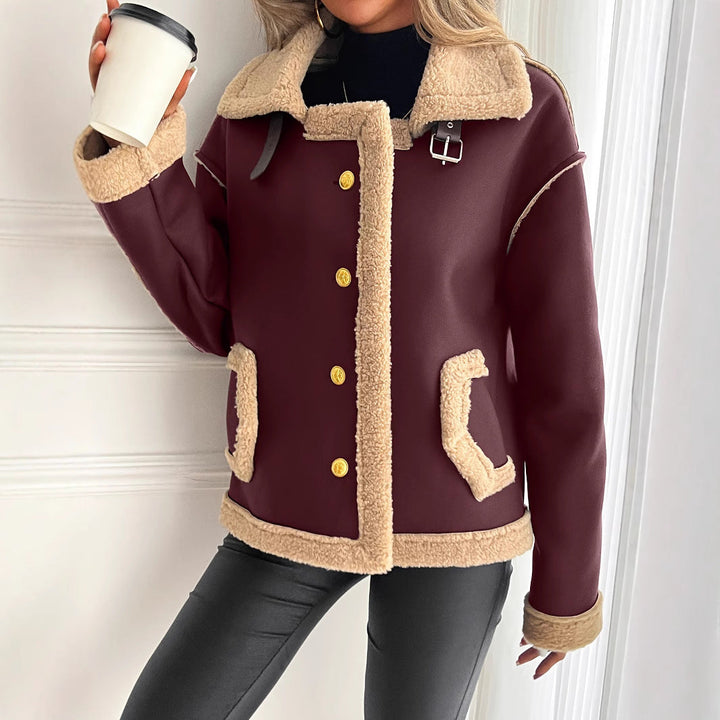 Moderne rote Damen Herbstjacke, bequem geschnitten, ideal für Übergangszeiten und stilvolle Outfits.