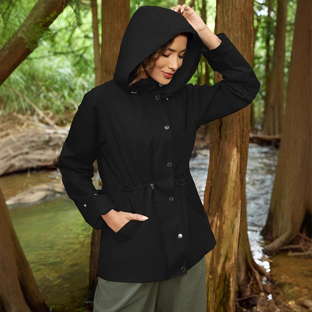 Model trägt leichte Damen Freizeitjacke mit Kapuze in Beige, wasserabweisend, ideal für Frühling & Herbst.