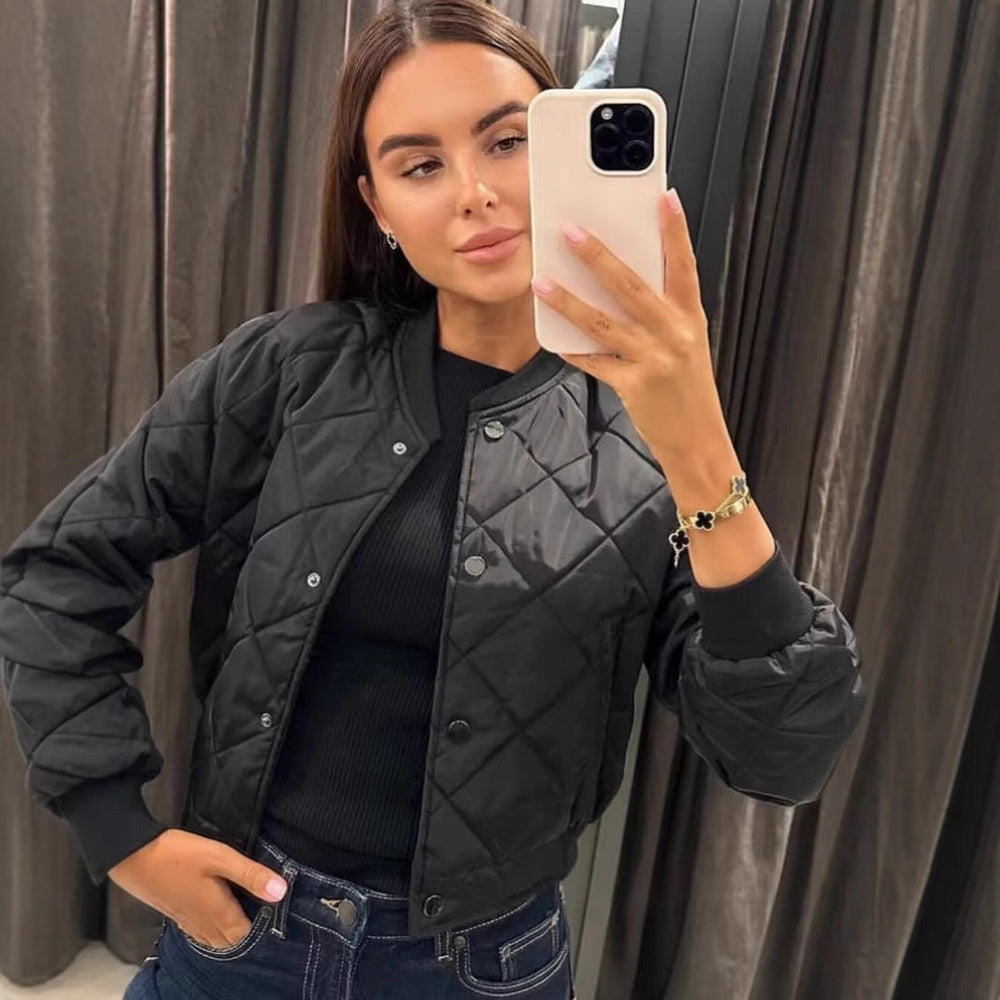 Detailaufnahme: Stilvolle Damen Steppjacke mit einzigartigem Muster. Warme Übergangsjacke für moderne Damenmode.