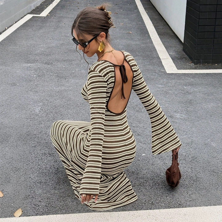 Festliches Abendkleid für Damen: figurbetontes Midikleid mit weiten Trompetenärmeln. Chic & ansprechend.