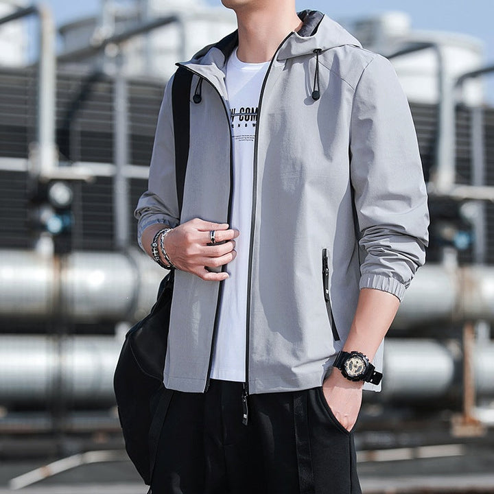 Moderne Herren Sportbekleidung: Leichte Kapuzenjacke für Outdoor, Jogging & aktiven Lifestyle.