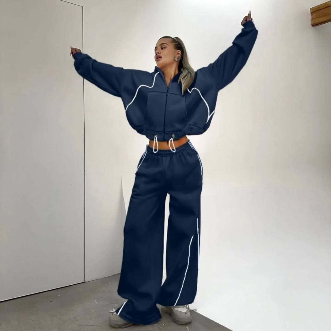 Moderner Damen Freizeitanzug mit Reißverschluss-Oberteil & bequemer Hose im weiten Schnitt.