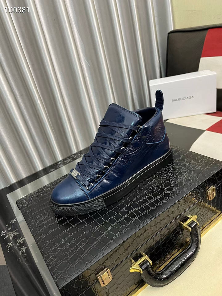 Modische Herren-Sneaker mit atmungsaktivem Obermaterial und präziser Schnürung. Bequeme Sportschuhe für Herren.