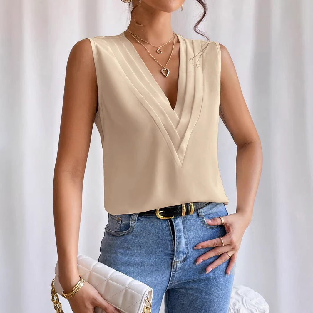 Eleganter Damen-Sommer-Look: Ärmellose Bluse mit V-Ausschnitt und feinem Plissee.