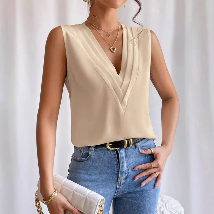 Eleganter Damen-Sommer-Look: Ärmellose Bluse mit V-Ausschnitt und feinem Plissee.
