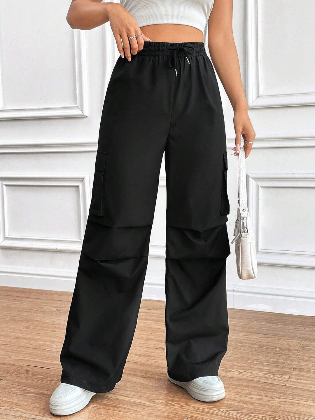 Vielseitige Damen Weite High-Waist Cargo-Hose mit Elastikbund & Klappentaschen. Für Alltag, Freizeit und Streetwear.