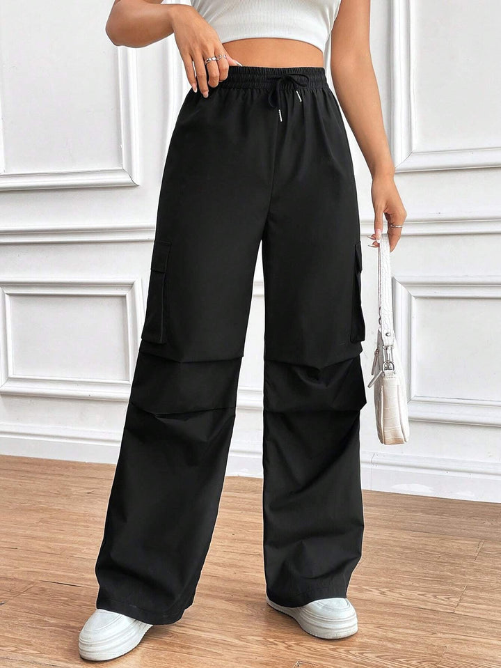 Vielseitige Damen Weite High-Waist Cargo-Hose mit Elastikbund & Klappentaschen. Für Alltag, Freizeit und Streetwear.