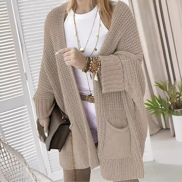 Moderner Damen Cardigan aus Grobstrick mit aufgesetzten Taschen. Stylische Strickjacke für jede Jahreszeit.
