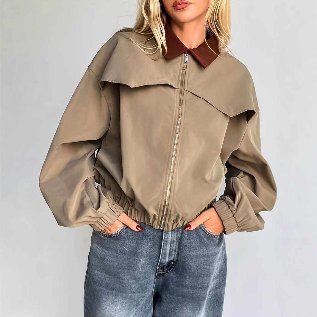 Moderne Damen Bomberjacke in Khaki, ideal als Übergangsjacke für lässige Streetwear-Looks.