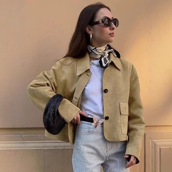 Stilvolle Damen Kurzjacke in trendigem Karamellton. Die elegante Freizeitjacke ergänzt jedes Business Casual Outfit perfekt.