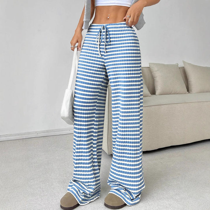 Model trägt weite gerippte Loungewear-Hose mit Kordelzug, zeigt entspannten Stil & Gemütlichkeit der Damenhose.