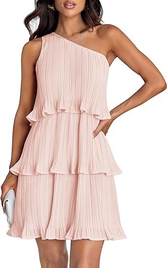 Modell trägt elegantes, langes One-Shoulder Plisseekleid in A-Linie. Ideal für festliche Anlässe.