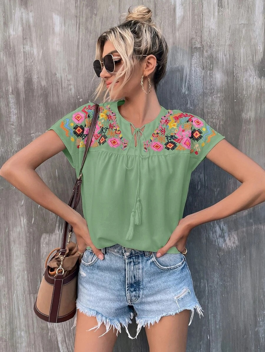 Luftige Damen Sommer-Tunika mit feiner Stickerei, kurzen Ärmeln & Quasten, ideal für warme Tage.