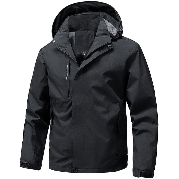 Mann trägt stilvolle Herren Funktionsjacke mit abnehmbarer Kapuze, ideal für Sport und Alltag.