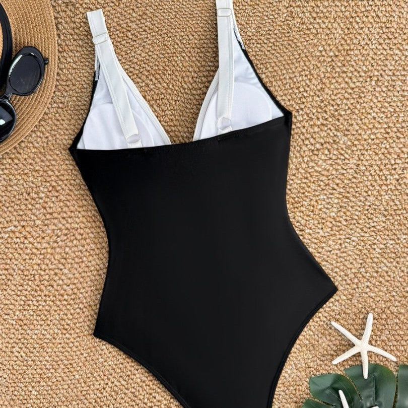 Modischer Damen Badeanzug, schwarz, mit tiefem V-Ausschnitt für Sommer, Strand & Urlaub. Elegante Bademode.
