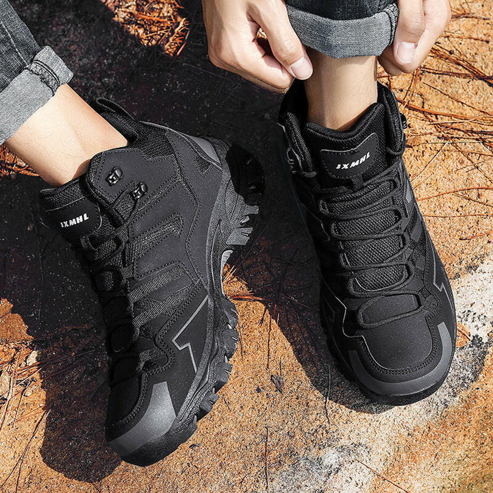 Rutschfeste Damen Trekkingstiefel, wasserabweisend, bieten Sicherheit auf nassen & unebenen Wegen.