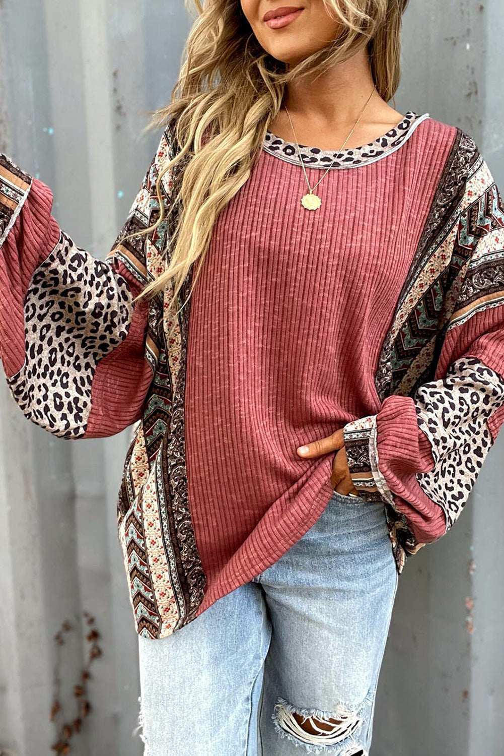 Komfortables Damen Patchwork Longsleeve im lässigen Boho-Look mit Leopardenmuster und Rippenstruktur; vielseitiges Oberteil.