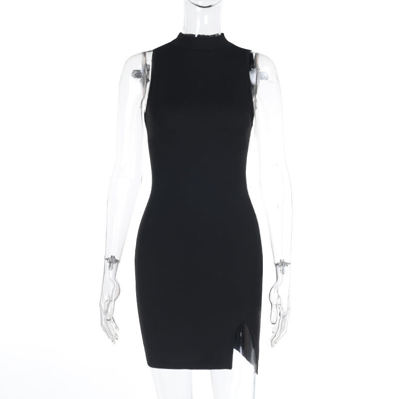 Eng anliegendes Damen-Minikleid mit hohem Stehkragen und femininem Schlitz, modern und elegant.