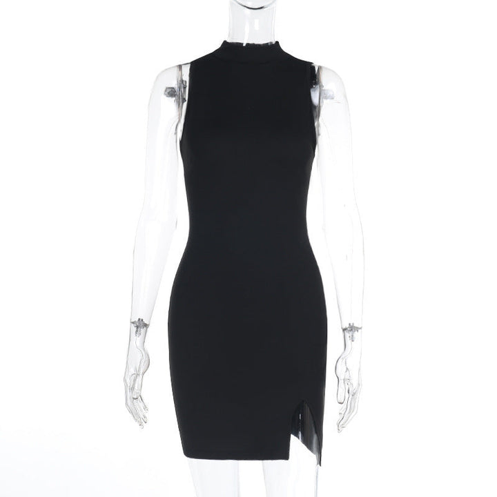 Eng anliegendes Damen-Minikleid mit hohem Stehkragen und femininem Schlitz, modern und elegant.