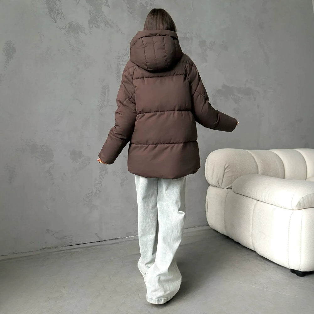 Schwarze, warme Oversized Damen Winterjacke, modern für Freizeit & Outdoor im Winter.