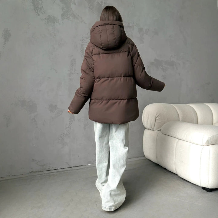 Schwarze, warme Oversized Damen Winterjacke, modern für Freizeit & Outdoor im Winter.