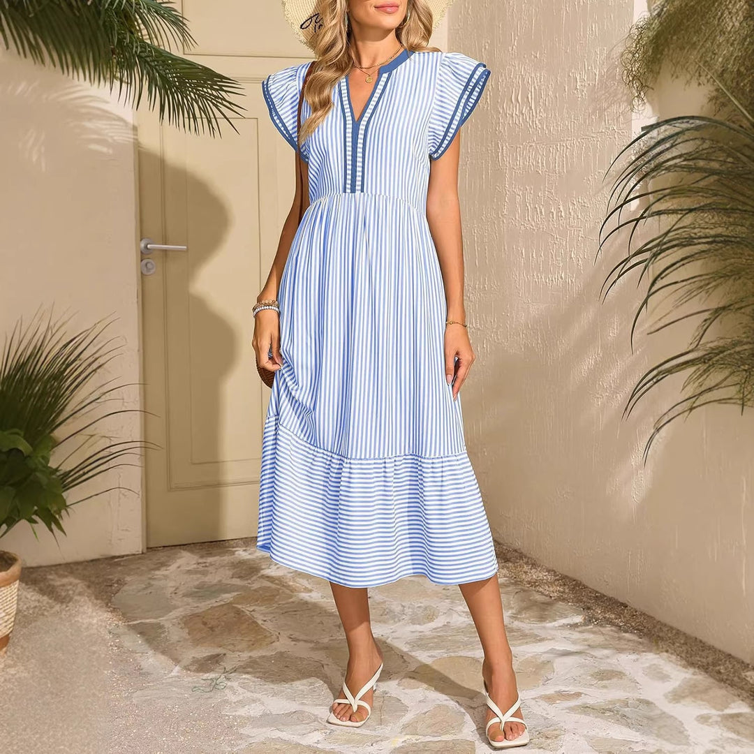 Elegantes, gestreiftes Damen Sommerkleid mit V-Ausschnitt und charmantem Volant. Maritimer Stil.