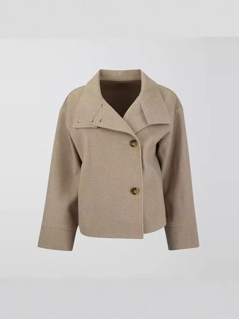 Stylische Damen Übergangsjacke mit Knopfleiste, elegant für Büro oder Freizeit, angenehmer Tragekomfort.