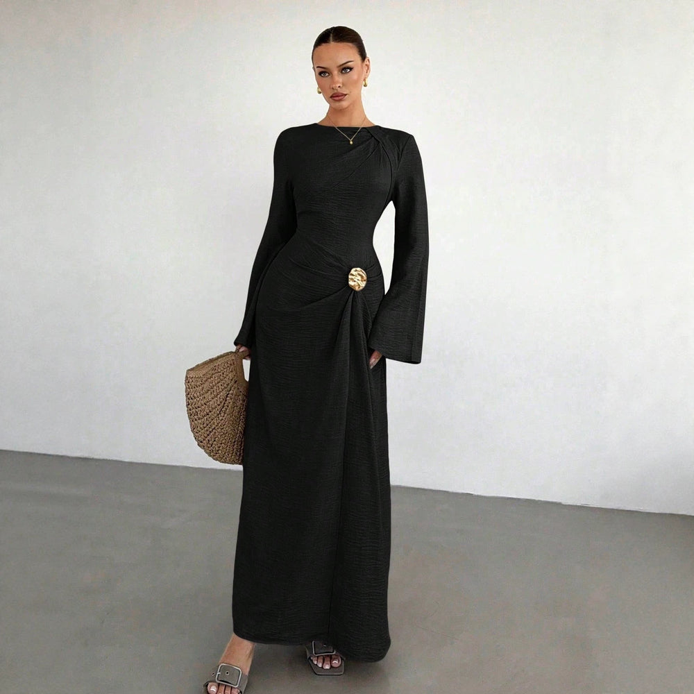 Schmeichelndes Damen Maxikleid mit stilvoller Drapierung und femininen Glockenärmeln.