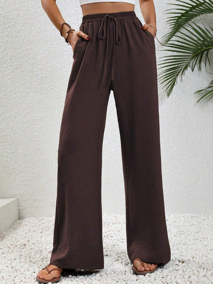 Stylische Palazzohose für Damen, leichter Stoff, mit weitem Bein und Gummizug.