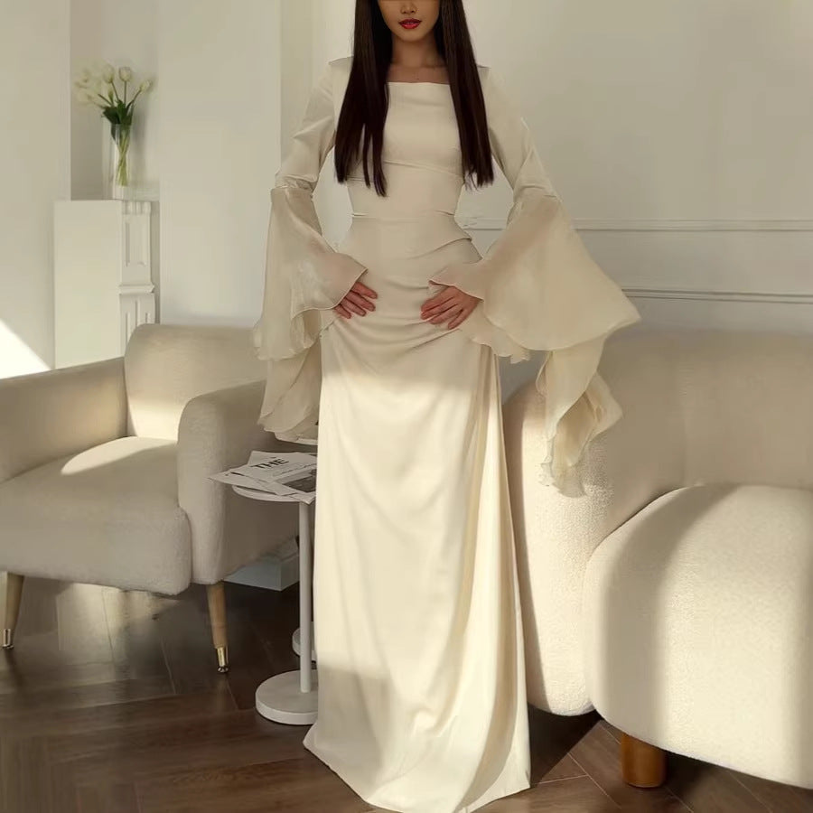 Damen Partykleid mit modernem Quadrat-Ausschnitt und schicken transparenten Glockenärmeln für eleganten Auftritt.
