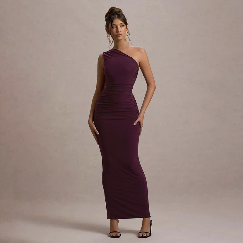 Schulterfreies Maxikleid für Damen mit zarten Rüschen, femininem Schnitt und eleganter Passform.