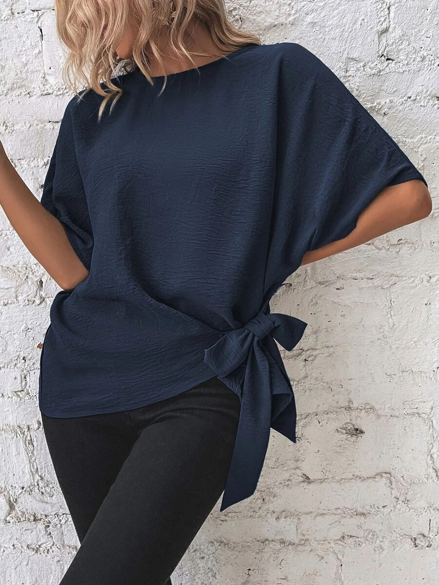 Stylisches Damen Top: lockerer Oversize-Schnitt, Kurzarm, Schleifendetail & Crinkle-Stoff. Perfekt für lässige Eleganz.