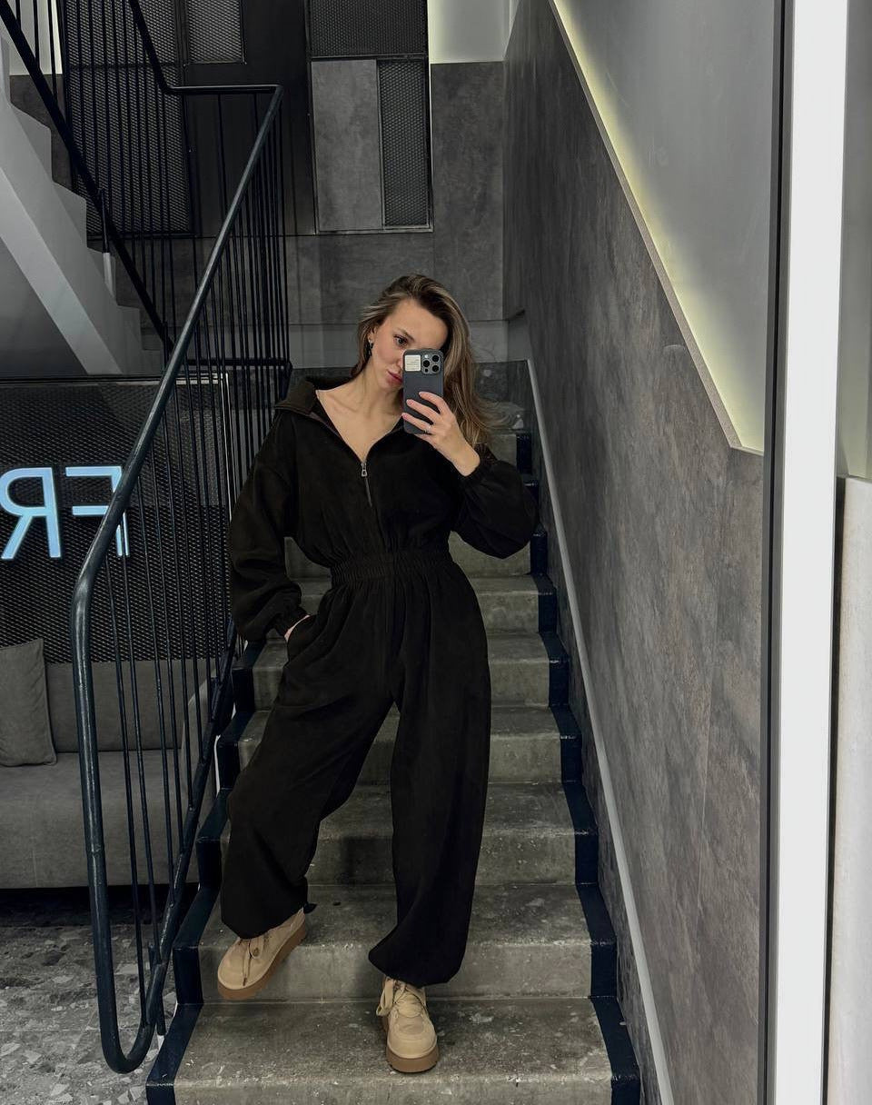 Moderner Damen Overall aus weichem Fleece, leichter Einstieg dank Reißverschluss, bequeme Loungewear.