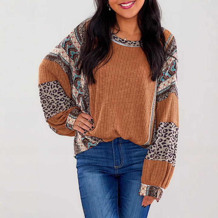 Damen Langarmshirt von vorne, Boho Patchwork-Design, Leopardenprint & gerippter Stoff; stylisches Casual Oberteil.