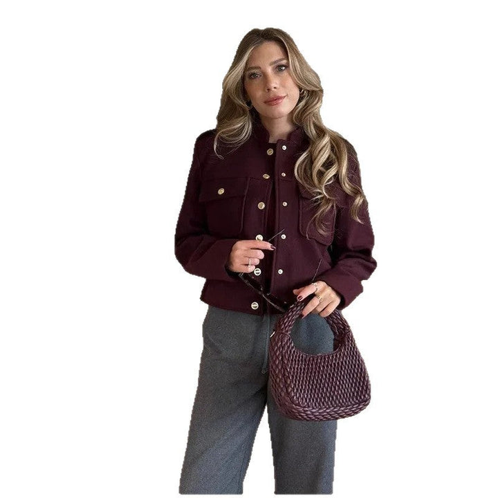 Stilvolle Damen Kurzjacke weinrot, cropped Design mit Taschen. Eine modische Frühling- und Herbstjacke für sie.