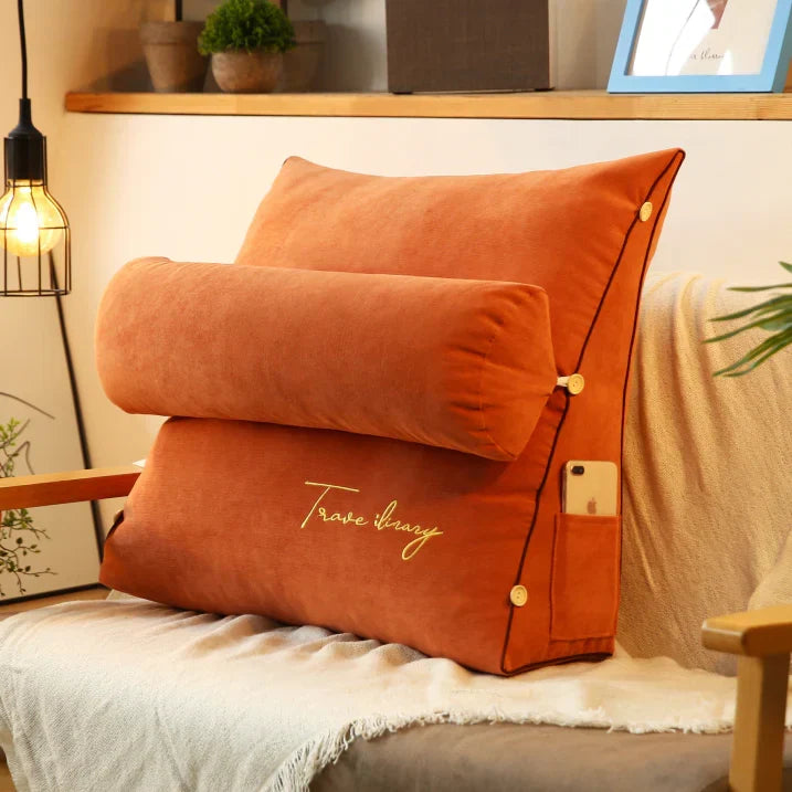 Modernes RelaxWedge Keilkissen, das flexible Rückenstütze und ergonomischen Komfort für Sofa und Sessel bietet.