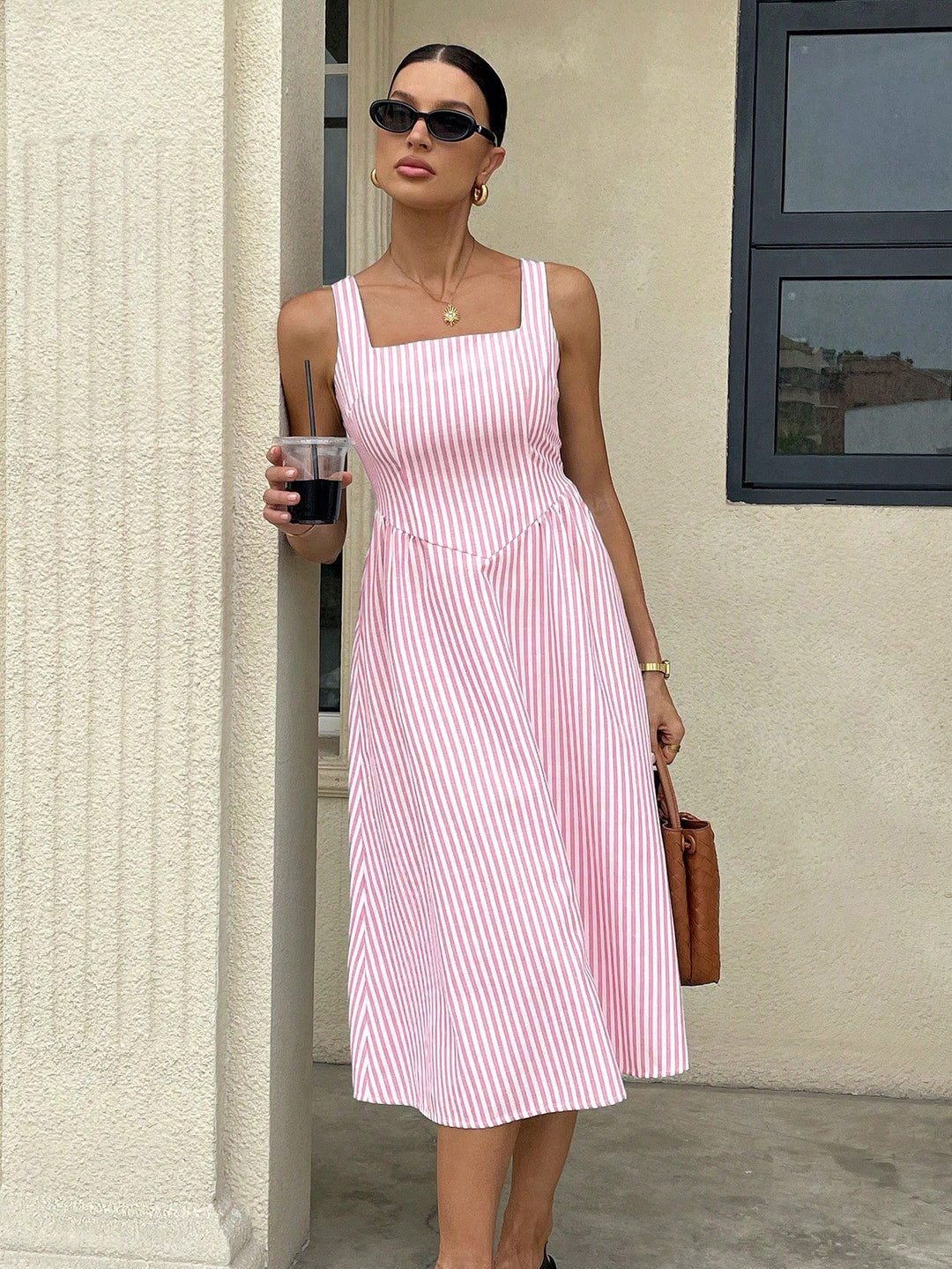 Luftiges Damen Midikleid mit schmalen Trägern & quadratischem Ausschnitt, ideal für warme Sommertage.