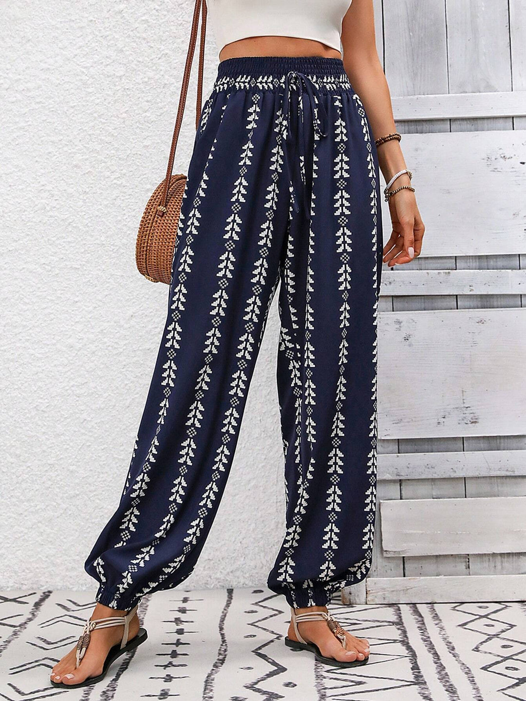 Vollansicht der Damenhose: Lockerer Schnitt, bunter Ethno-Print & eleganter Fall für Sommer & Frühling.
