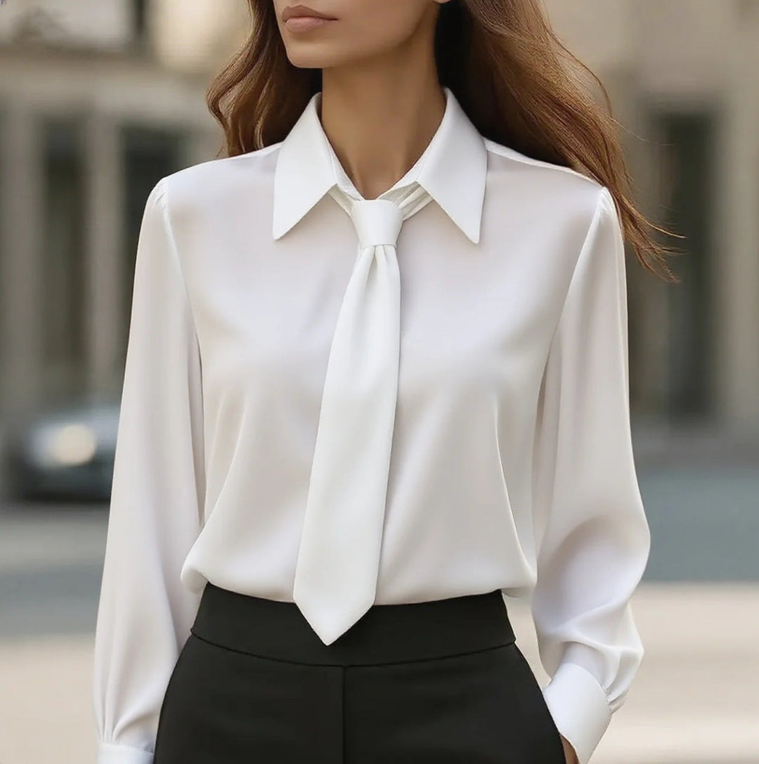 Vielseitige Business Bluse für Damen, elegant & formell, mit stilvollem Hemdkragen und integrierter Schleife.