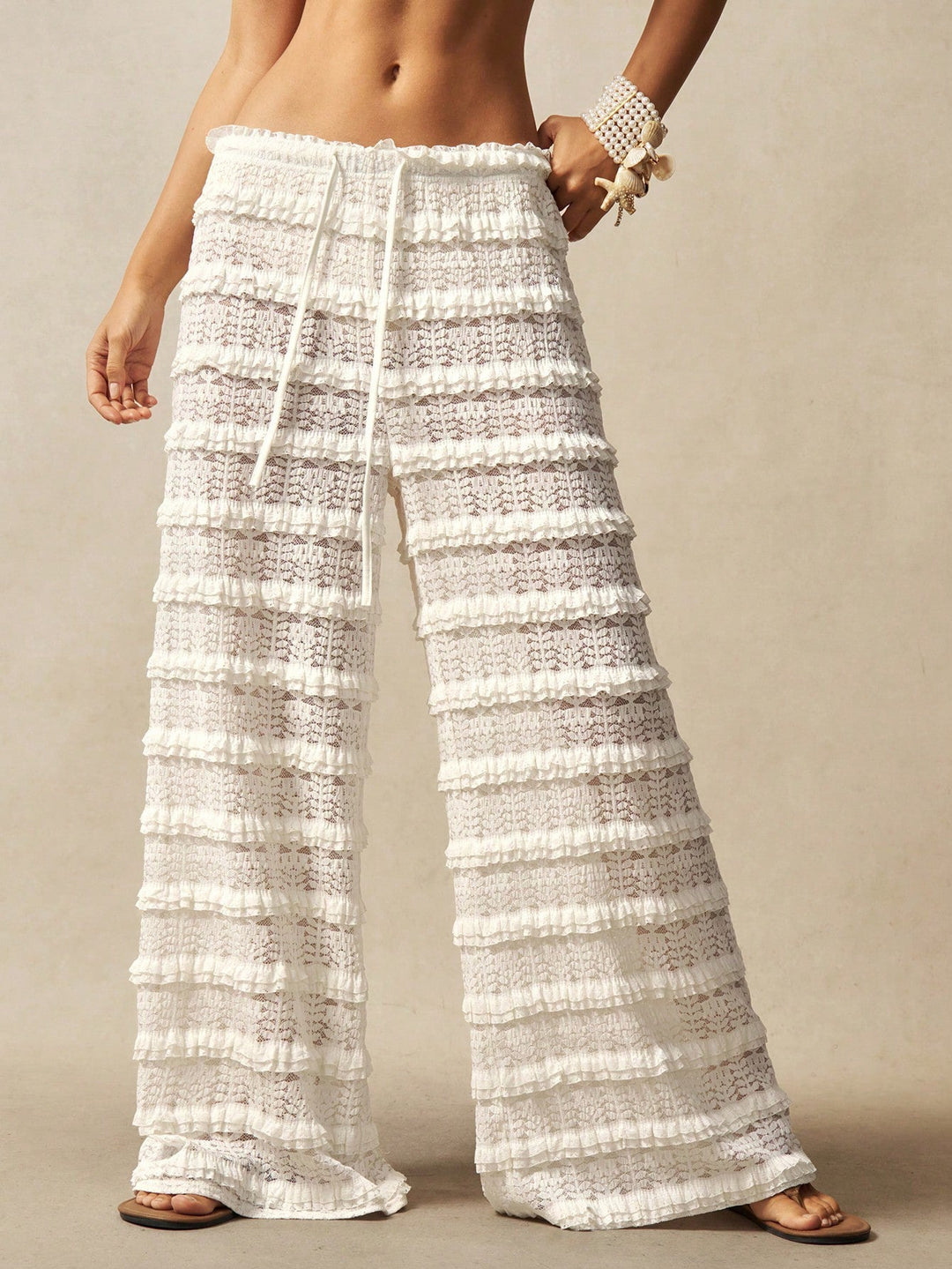 Schwarze Damenhose, luftig und bequem, mit Volants, weitem Bein und Smokbund, ideal für sommerliche Eleganz.