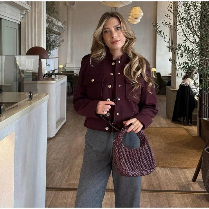 Modische weinrote Damen Cropped Jacke mit stilvollen Taschen, ideal als elegante Übergangsjacke für Frühling & Herbst.