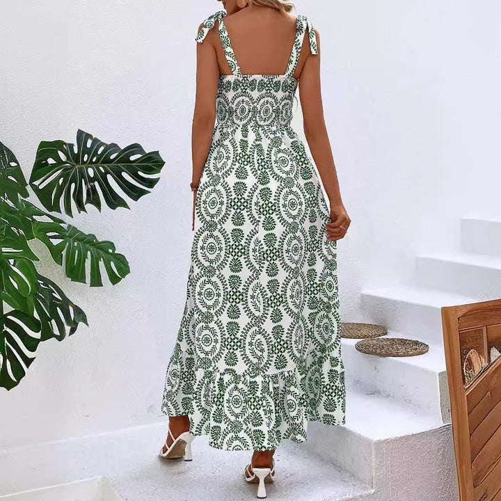 Geblümtes Damen Maxikleid mit elegantem Beinschlitz, komfortablem Smok-Bustier und verstellbaren Bindeträgern.