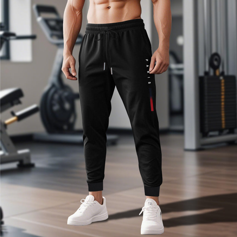 Detailaufnahme der schwarzen Herren Sporthose: moderne Passform, elastischer Bund & hochwertige Verarbeitung.