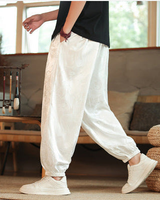 Detailansicht: Herren-Haremshose mit Drachenmuster und Kordelzug. Weite, bequeme Freizeithose im Streetwear-Look.