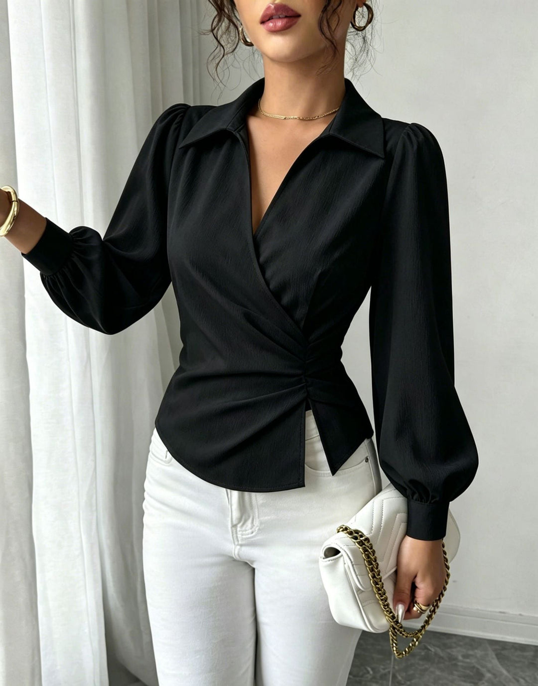 Elegante Damen Wickelbluse mit taillierter Raffung, weiten Ballonärmeln und klassischem Hemdkragen. Statement-Piece.