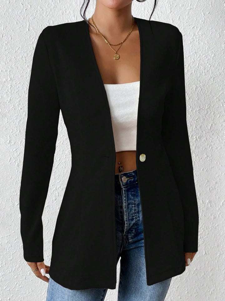 Taillierter Damen Longblazer kombiniert mit Hose, schafft einen schicken Business-Casual-Look.