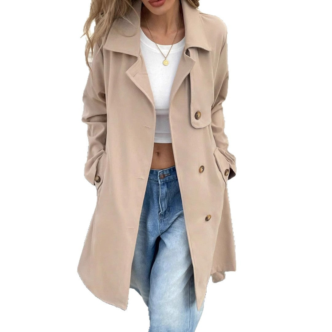 Zeitloser Damen Trenchcoat in Khaki. Eleganter, klassischer Stil als schicke Outwear und langarm Jacke für Frauen.