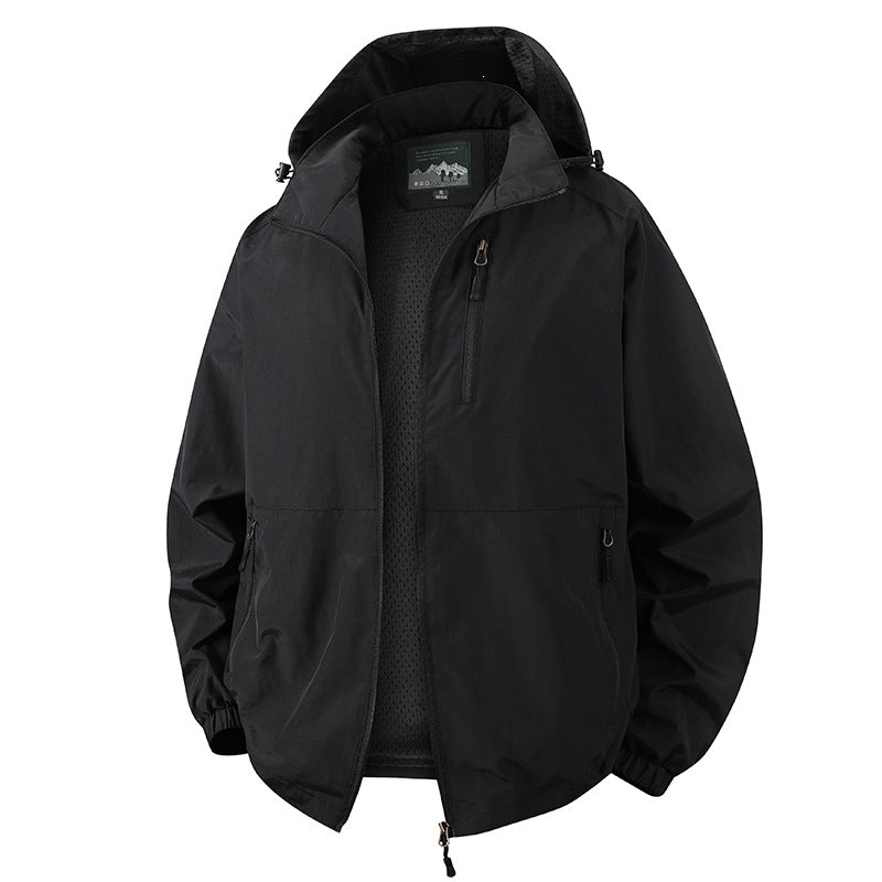 Modisches Model trägt eine blaue, winddichte Herrenjacke. Leichter, atmungsaktiver Windbreaker für Männer.