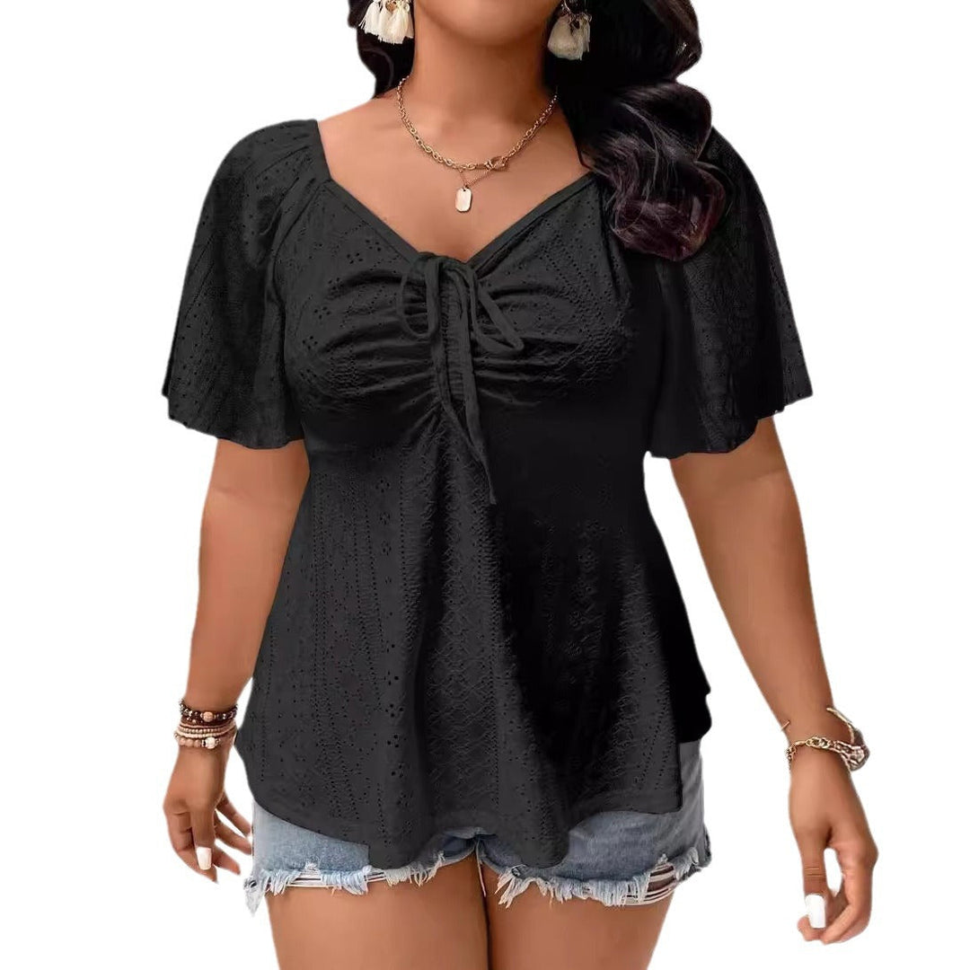 Stilvolle Damenbluse im Boho-Stil mit aufwendiger Lochstickerei und femininem V-Ausschnitt.