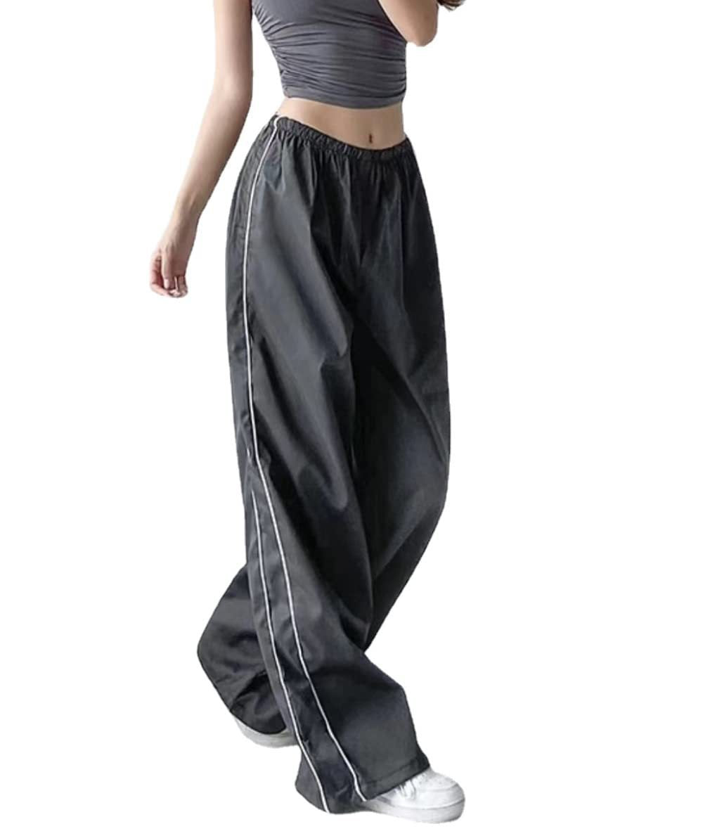 Rückenansicht der Damen Sporthose mit weitem Bein und Elastikbund, ideal für entspannte Tage.